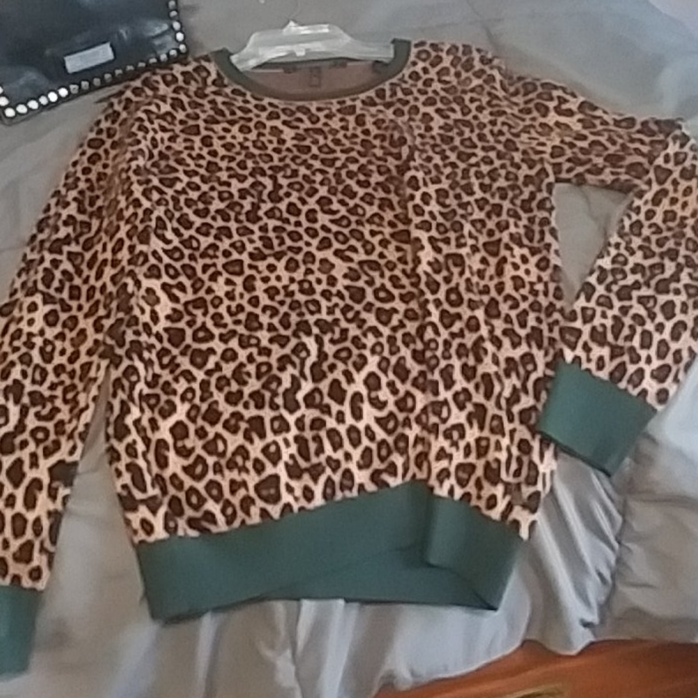 Leaopard print sweater